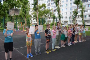 группа счастливых воспитанников детского спортивного лагеря Лукоморье, с полученными дипломами